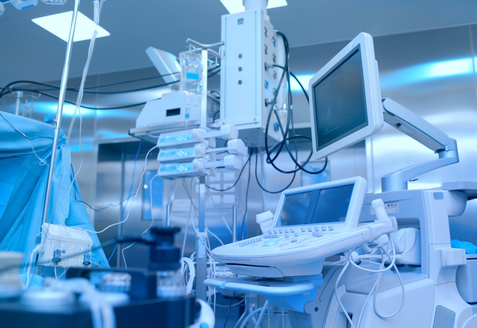 adobestock_199074162 Operating room medical equipment with an ultrasound console, illustrating FDA 510(k) medical device software development